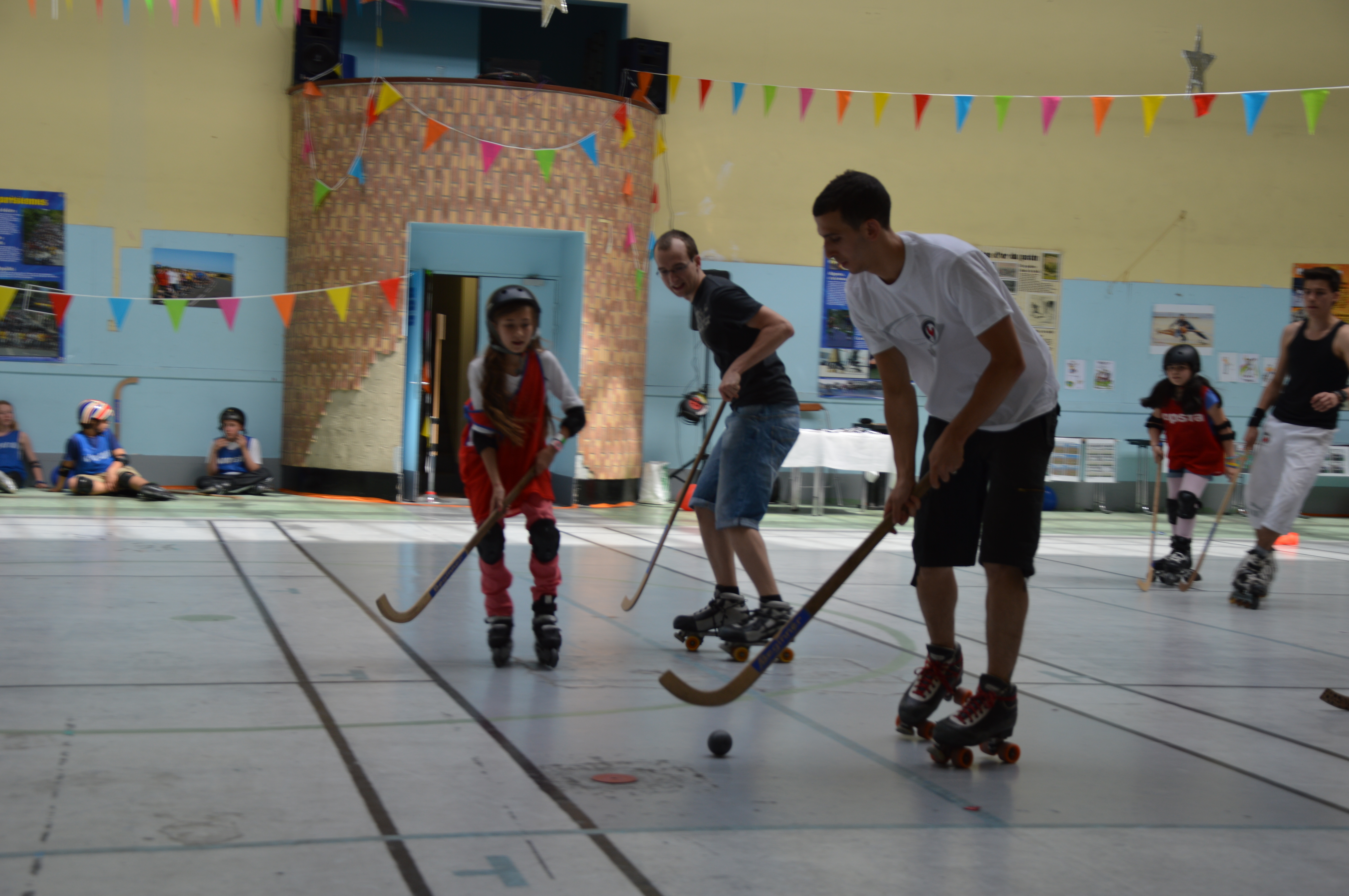Démonstration Rink Hockey avec animateurs et enfants de la section Loisir Rink (8-13 ans)